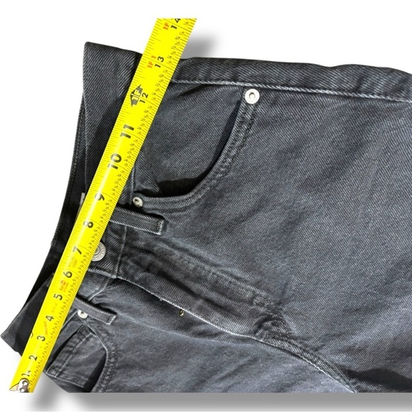 Levi's Classic High Waisted Dark Gray/Black Lightly Distressed Denim Mom Shorts - Picture 12 of 15